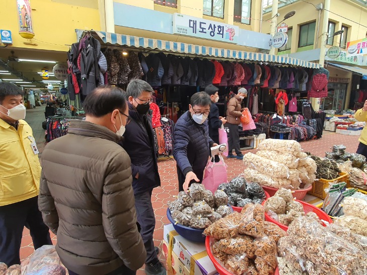 [경제기업과]하대성 경북 경제부지사 상주 전통시장 방문1.jpg