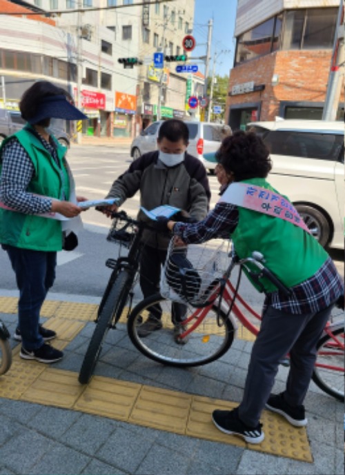 사본 -(동성동)자전거 시민봉사대 안전캠페인-3.jpg
