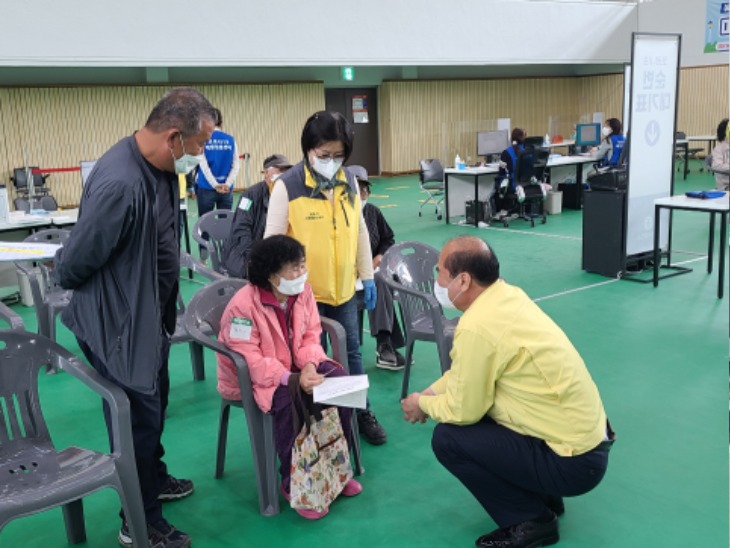 [보건위생과]예방접종센터는 멀지 않아요!(접종자와 대화를 나누는 강영석 시장).JPG