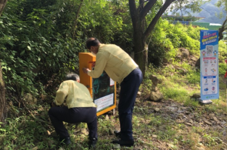 [안전재난과]강영석 상주시장, 장각폭포 등 물놀이 지역 현장 점검(강영석 시장(오른쪽)이 장각폭포에 설치된 인명구조함을 점검하고 있다.).jpg