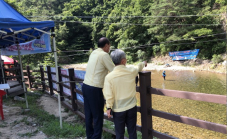 [안전재난과]강영석 상주시장, 장각폭포 등 물놀이 지역 현장 점검(장각폭포에서 안전점검을 하는 강영석 시장(왼쪽)).jpg