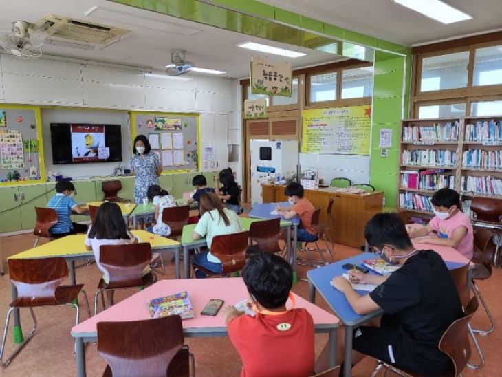 1.경북교육청, 마을교육공동체 운영 지원01(의성 안계 마을학교책놀이 수업).jpg