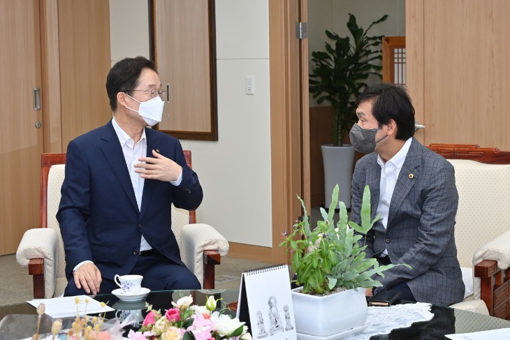 1.경북교육청,‘온학교 교육회복학습지원’30만 원 지원04(지난 2일 경북도의회 의장실에서 임종식 교육감, 고우현 경북도의회 의장, 조현일 교육위원회 위원장, 최병준 예산결산특별위원회 위원장이 참석한 가운데 코로나19극복을 위해 다함께 힘을 합치기로 했다.).jpg