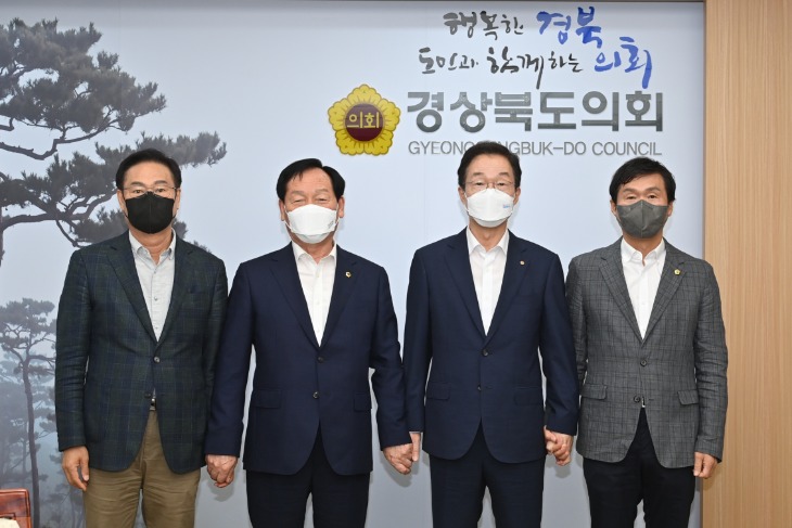 1.경북교육청,‘온학교 교육회복학습지원’30만 원 지원01(지난 2일 경북도의회 의장실에서 임종식 교육감, 고우현 경북도의회 의장, 조현일 교육위원회 위원장, 최병준 예산결산특별위원회 위원장이 참석한 가운데 코로나19극복을 위해 다함께 힘을 합치기로 했다.).jpg