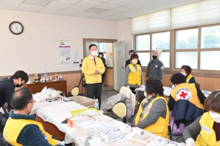 1.각급 학교에 신속항원검사도구 지원(구미교육청에서 각급 학교로 지원할 신속항원검사키트를 준비하고 있는 사진)02.jpg