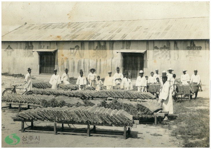 [총무과]볏짚 가마니를 수매하고 있는 농촌풍경(1937년, 보도자료용).jpg