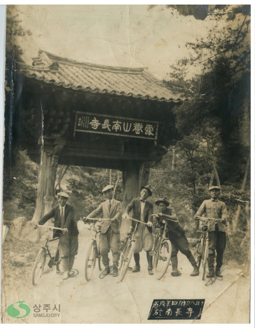 [총무과]남장사 자전거 나들이(1946년, 보도자료용).jpg