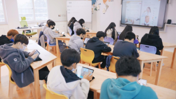 2.경북교육청, 학교 정보화장비 관리 업무 간소화!)태블릿PC를 활용하여 수업을 진행하는 사진)02.png