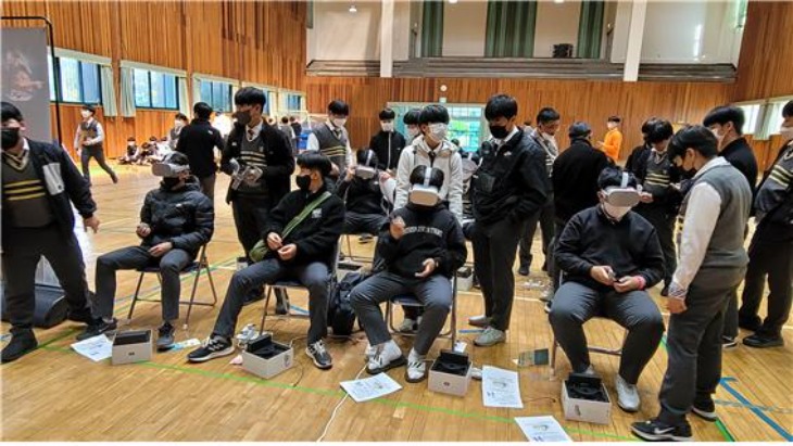 남산중,학생들 VR 가상체험 기기.jpg